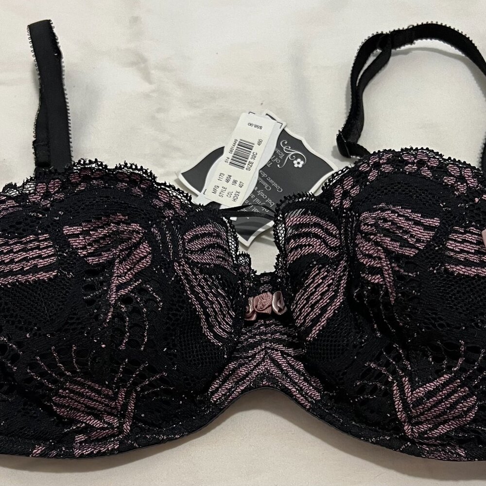 Victoria Secret underwire bra with light lining. NWT